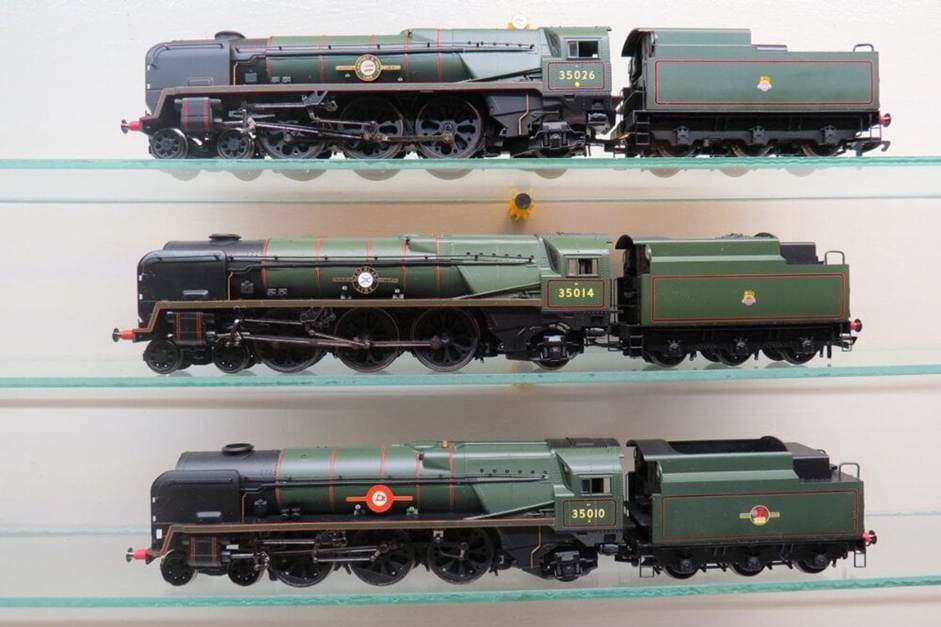 www.BloodandCustard.net
Hornby Rebuilt Merchant Navy locomotives.
.
Nos.35026 & 35014 (black nameplates) and 35010 (red).
Copyright 2k_O
