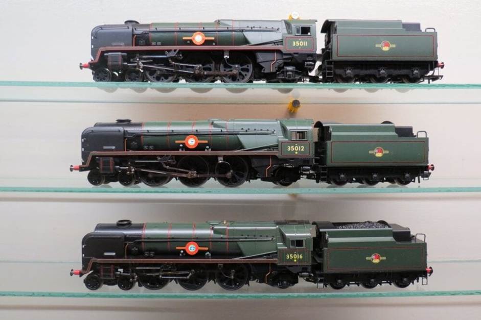 www.BloodandCustard.net
Hornby Rebuilt Merchant Navy locomotives.
.
Nos.35011, 35012 & 35016 with 5100 gallon tenders.
Copyright 2k_O
